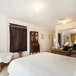 Jasmine, 2Bdr Port Melbourne House