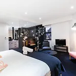 Maddison, 3Bdr Port Melbourne Apartment