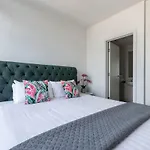 Sophisticated Art Deco Condo In Heritage Building Near Crown Casino