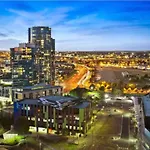 2Bedroom Apartment With Views In Docklands Next To Cbd & Marvel Stadium