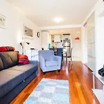 Wesley, 2Bdr Carlton Apartment