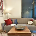 Conservatory Apt In The Heart Of Cbd With Pool And Gym