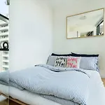 Melbourne Cbd Fully Furnished 2 Bedroom Apartment With Balcony