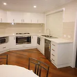 Silver House - Melbourne Airport Accommodation - 7 Minutes From Melbourne Airport