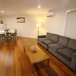 Silver House - Melbourne Airport Accommodation - 7 Minutes From Melbourne Airport