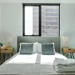 Bright 2 Bedroom Apartment With Rooftop Pool