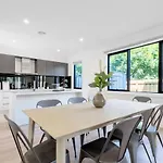 Wow Factor!Luxe 4Br Townhouse@Glen Waverley