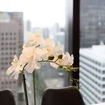 Luxury 2Bed2Bath Apt In The Heart Of Mel@Collins