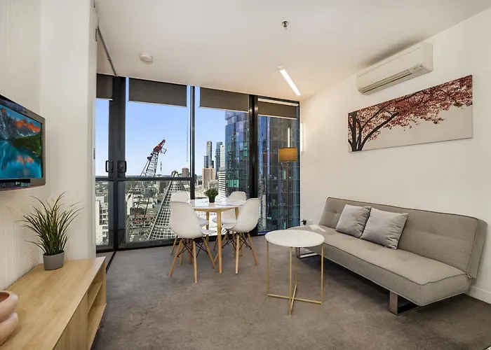 2-Bed Unit Metres From Cbd Malls, Dining & Sights