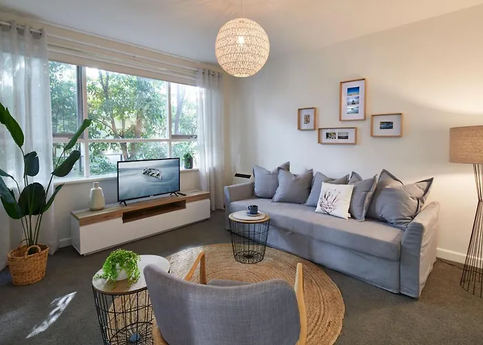 1 Bedroom Apt With Parking Stroll To Elwood Beach