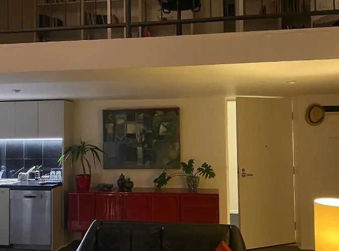 Spacious Split-Level City 3-Bed Apartment