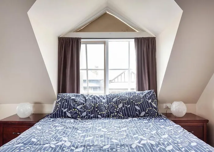 Upstairs Studio Apartment With Street Access