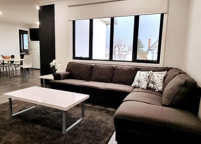 Spacious Modern Apartment - St Kilda East
