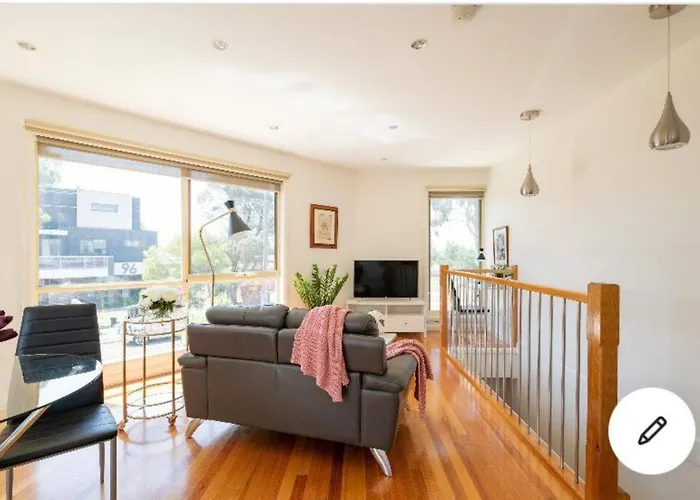 Design/Bright/Cosy Townhouse Between Airport &City