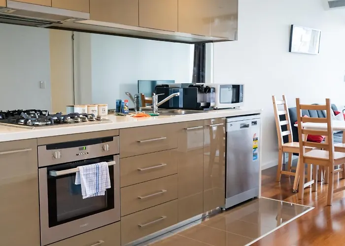 2 Bedroom Cbd Living With Pool, Gym & Tennis Court