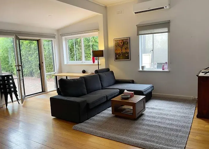 2 Bedroom Art Deco Light Filled Home