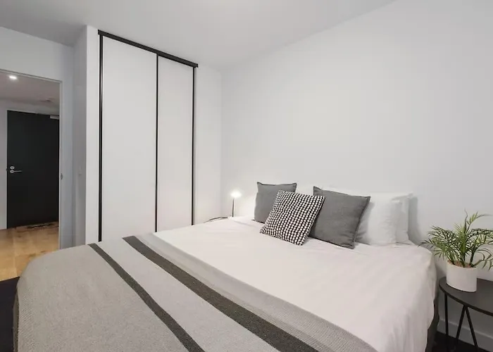 Stylish Apt W/ Stunning Rooftop Views & Hot Tub