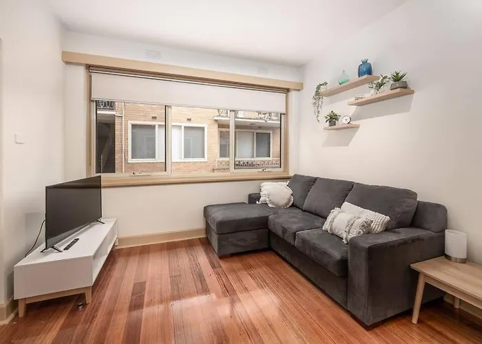 Bright & Comfy 2 Bedroom St Kilda East Apartment
