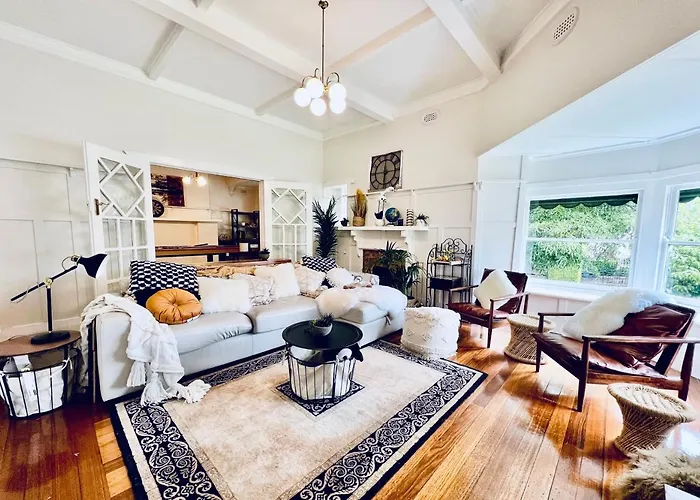 Charming King Beds Period Villa With Amazing Rumpus And Outdoor Chimnea In Inner East City
