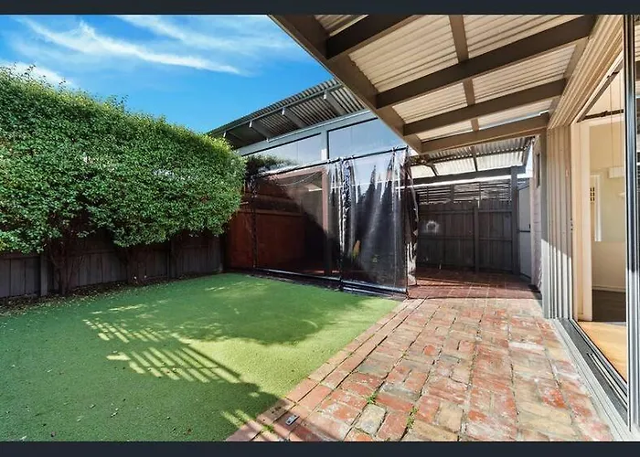 Entire Contemporary Home In Ascot Vale