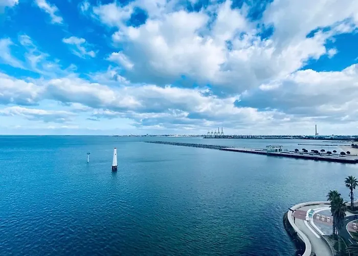 Amzing Ocean View Spacious Three Bedrooms Apartment Port Melbourne