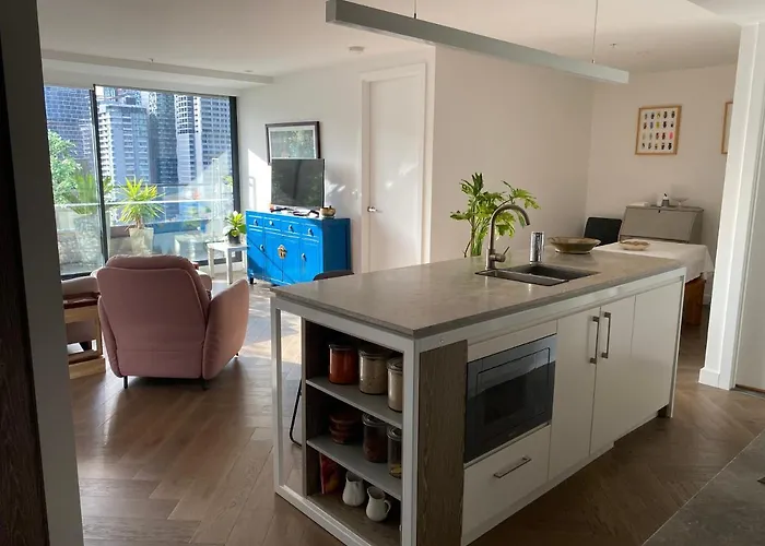 Spacious 2 Bed Apartment, Great Location
