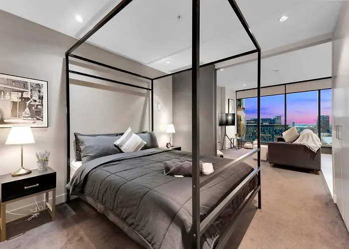 Opulent Level 25 Condo With Breathtaking Views