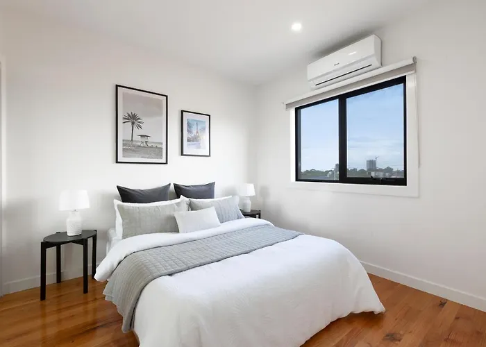 Cheerful Two Bedroom Townhouse With Secure Garage