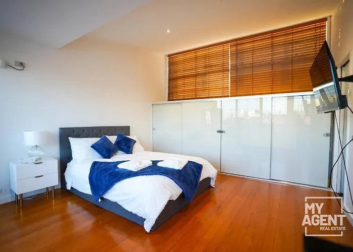 Tri-Level Townhouse In Prime North Melbourne