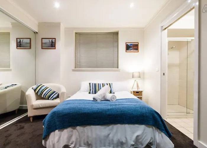\'Ann Student Studio\' Queen Pad On Lygon Street