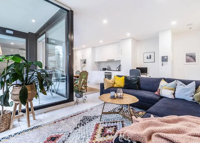 Laneway Leisure - Leafy Delight In The Heart Of Fitzroy