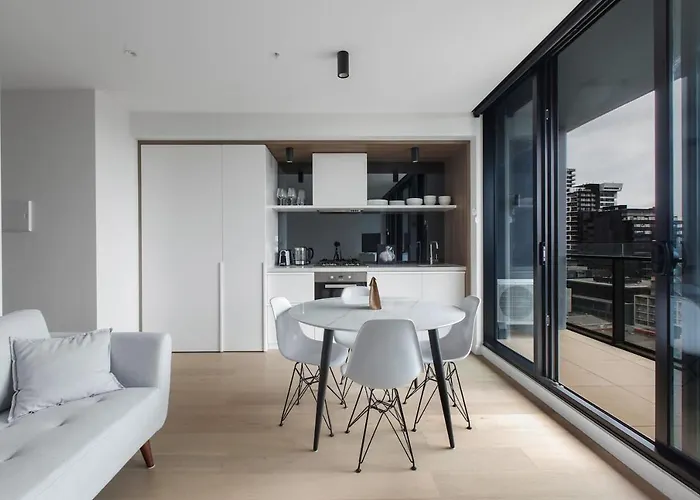 South Yarra Serenity On Chapel St With City Views