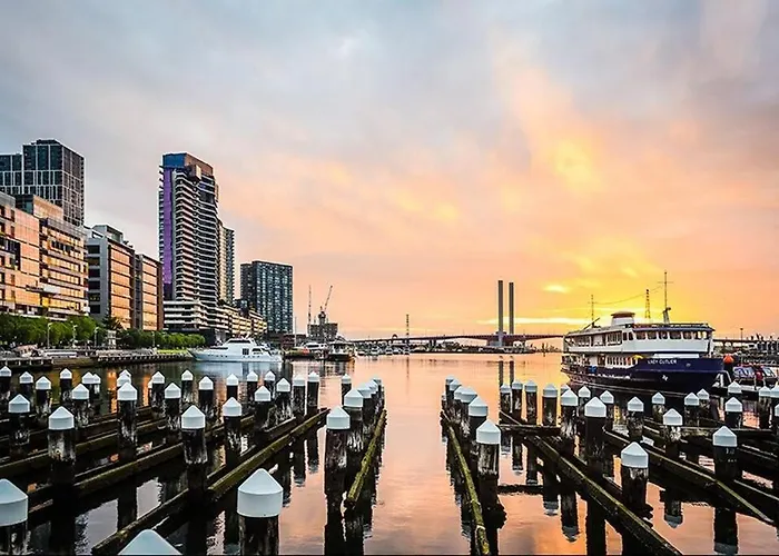 Relax And Unwind By The Dock -Car Park Included-
