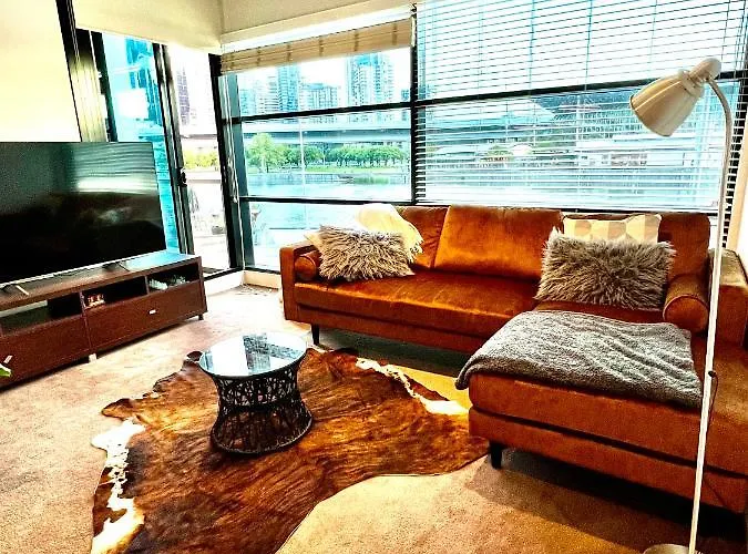 Luxurious Apartment In The Heart Of Docklands