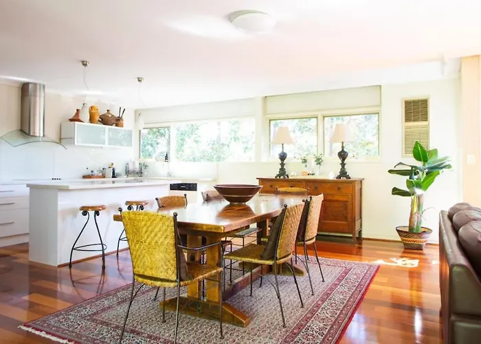 Leafy Toorak Two Bedroom Executive Apartment