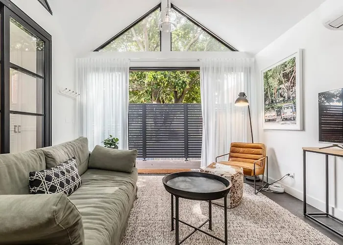 The Little Sage - A Lodge-Style Urban Retreat