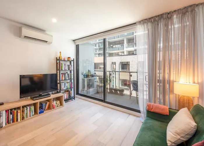 Charming 1-Br Apt Wpool & Gym -15 Mins From City!