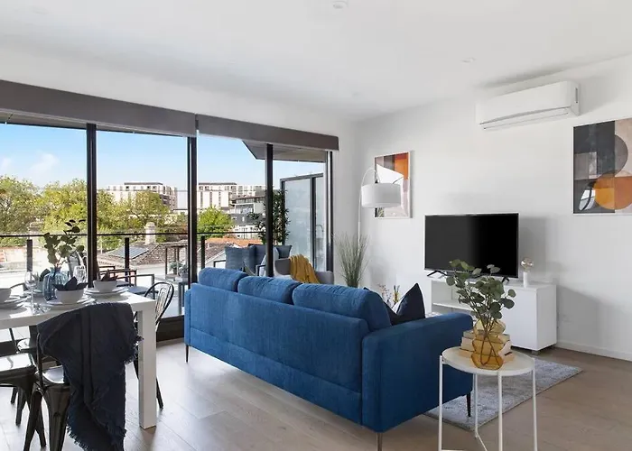 Caulfield Elegance: Chic Abode