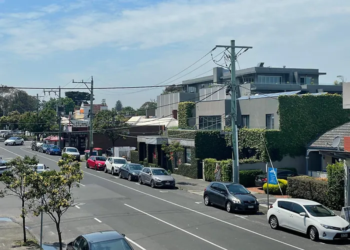 Beachside Flat With Free Parking