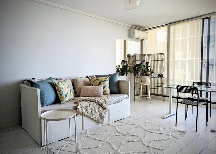 Ocean View Apartment Close To Cbd With Indoor Pool.