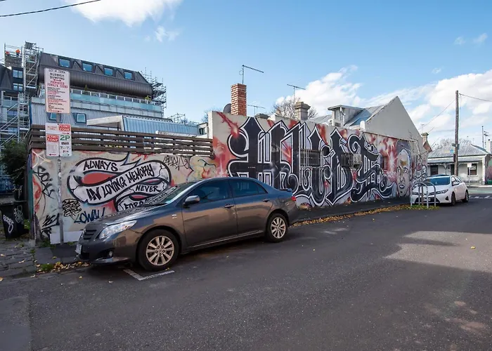 Modern Haven In Vibey Fitzroy Walk To Shops