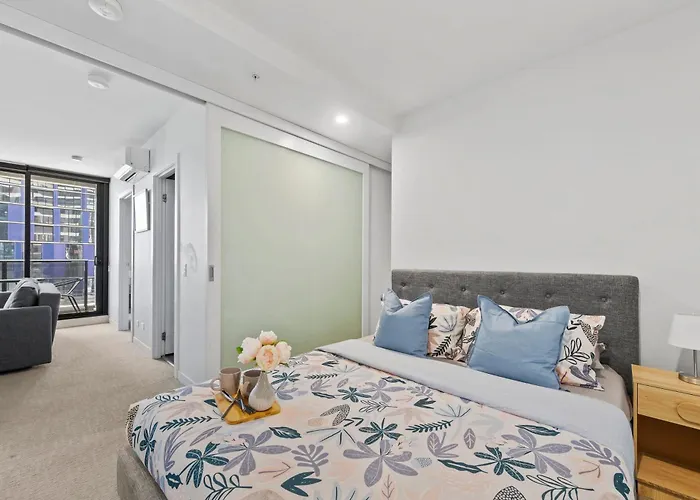 Cozy 2Br Apt Next To Victoria Market With City Views