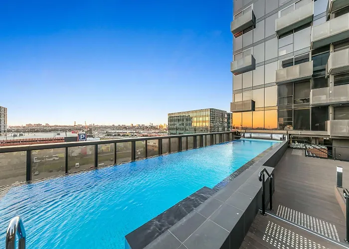 Sol Docklands - Unique 3 Bedroom Loft, Infinity Pool, Gym, Free Parking And Free Trams