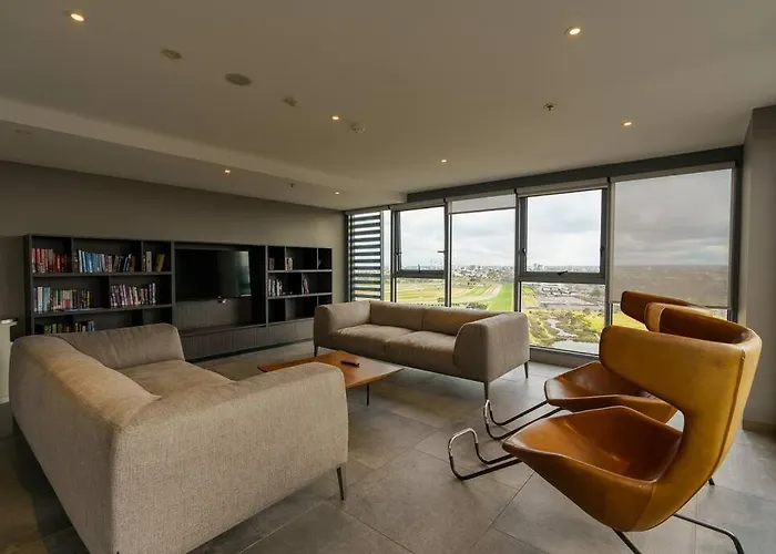Modern 1 Bed Opposite Racecourse