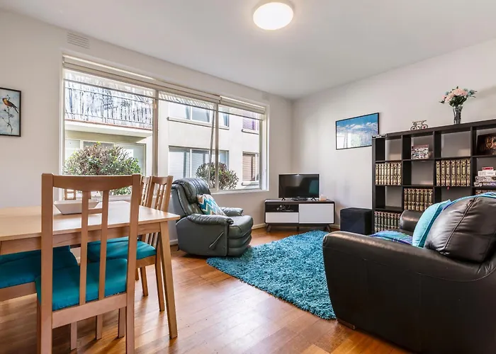 Quaint & Homey Ripponlea Flat