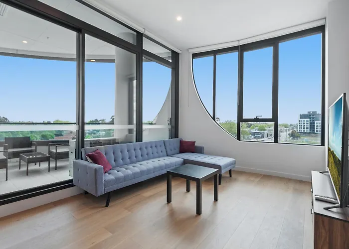 Generous 2-Bed Apartment With Great Amenities