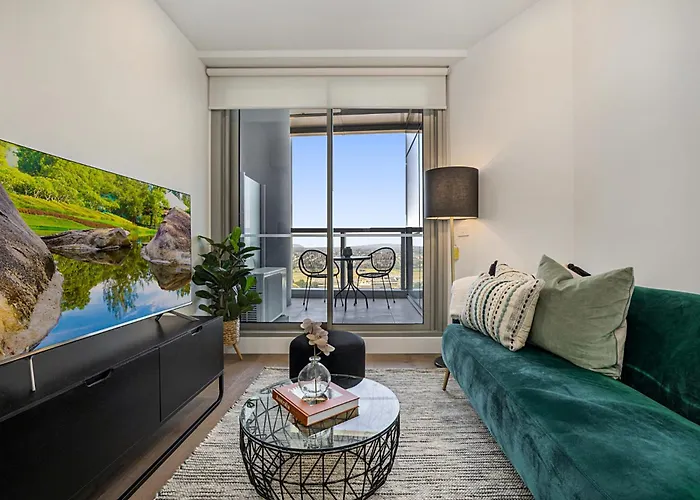 High-Rise Balcony Unit With City Views Gym Pool