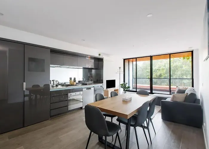 A 3Br Apt Next To Melbourne Zoo Free Parking
