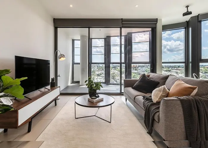Spacious 2 Bedroom Apartment With Free Parking-00189