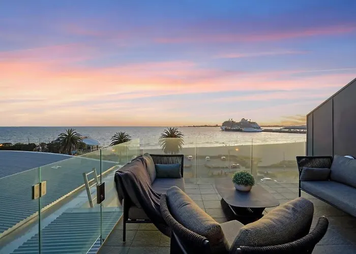 Stylish Bay-Side Executive Apt W Parking